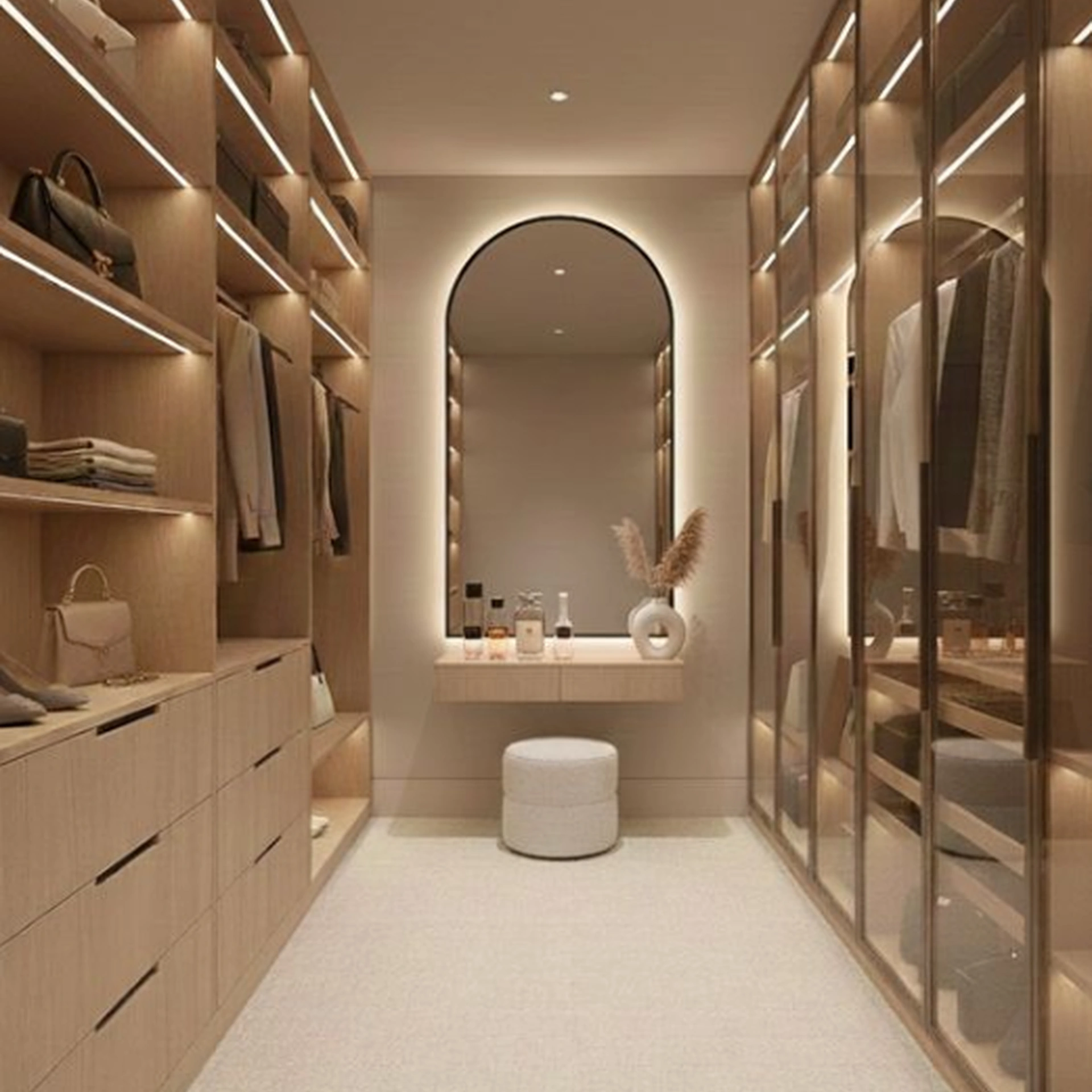 Walk-in closet de lujo en madera clara con espejo arco
